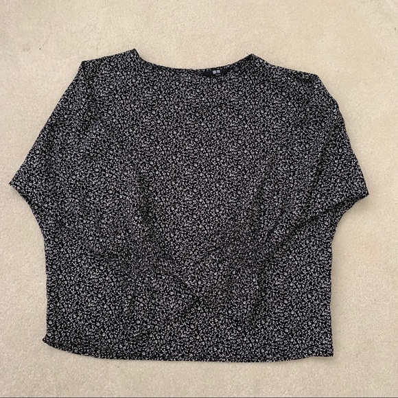 🛍 3/$30 Uniqlo Blouse with Ruched Sleeves - Picture 3 of 7